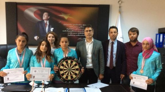 Dart oyuncuları Bölge birinciliğinden sonra Türkiye şampiyonluğu için Isparta yolcusu
