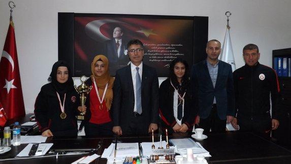 Makam Dağı Anadolu Lisesi Kız Öğrencileri Şampiyon Oldu