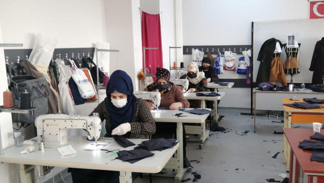 Ergani Halk Eğitimi Merkezinde Sağlık Çalışanlarına Ücretsiz Maske Yapıyoruz