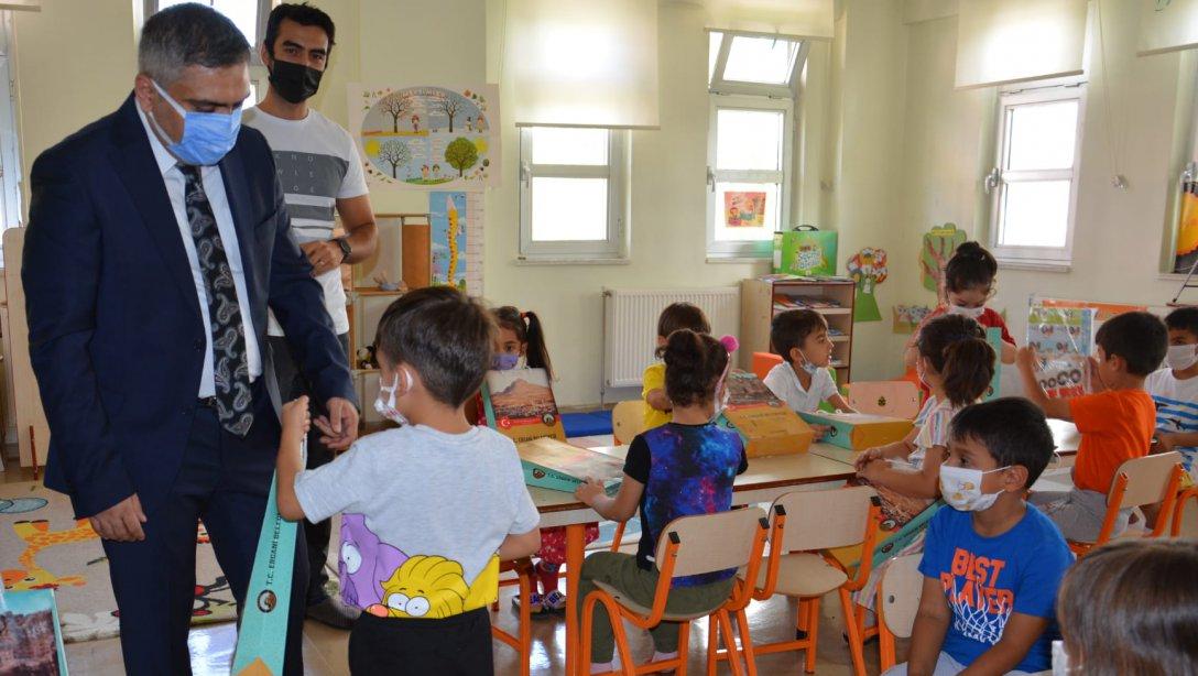  İlçe Kaymakamımız Sayın Ahmet KARAASLAN ve İlçe Milli Eğitim Müdürü Demir ERNEZ, Cahit Sıtkı Tarancı Anaokulunu ziyaret ettiler. 