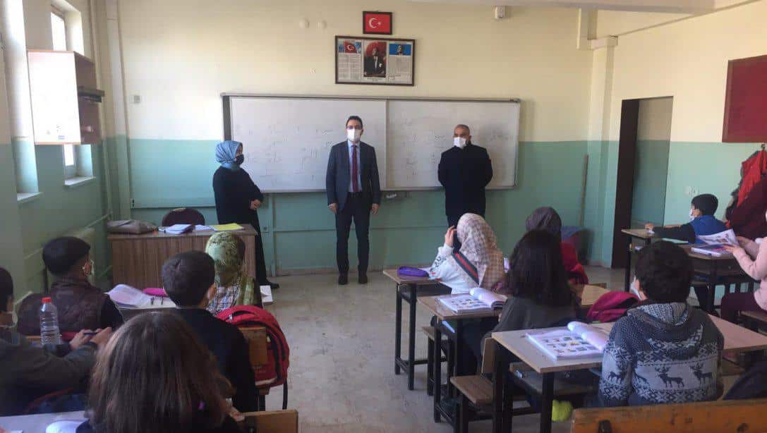 İlçe Milli Eğitim Müdürümüz Sayın Demir ERNEZ, Namık Kemal İmam Hatip Ortaokulunu Ziyaret Etti, öğrencilerle sohbet etti.
