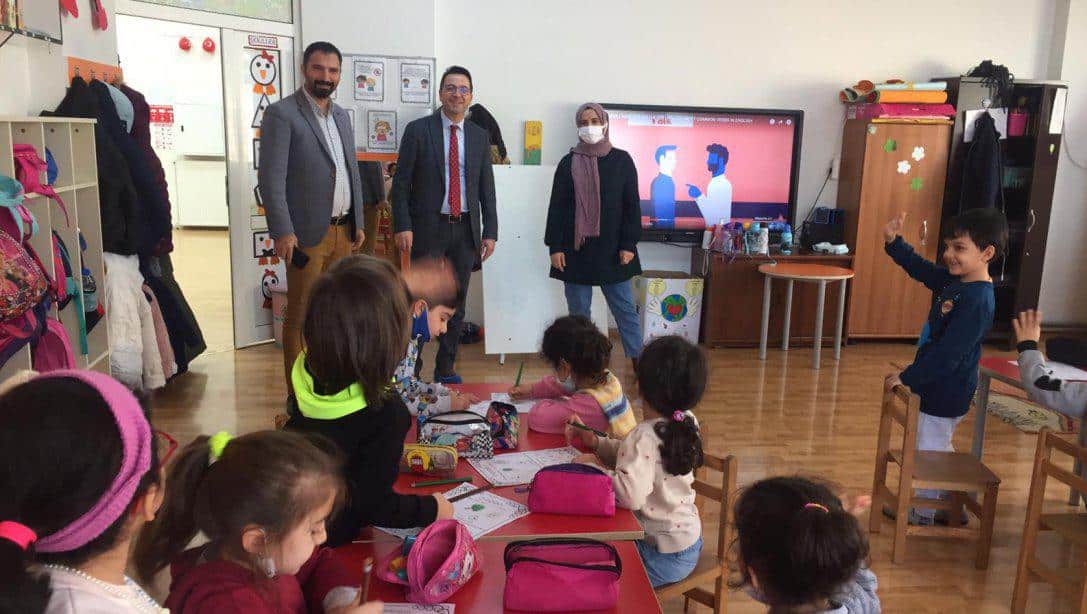 İlçe Milli Eğitim Müdürümüz Sayın Demir ERNEZ, Halide Edip Adıvar Anaokulunu Ziyaret Etti, öğrencilerle sohbet etti.