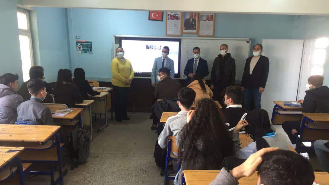 İlçe Milli Eğitim Müdürümüz Sayın Demir ERNEZ, Ergani Anadolu Lisesi Ziyaret Etti, öğrencilerle sohbet etti.