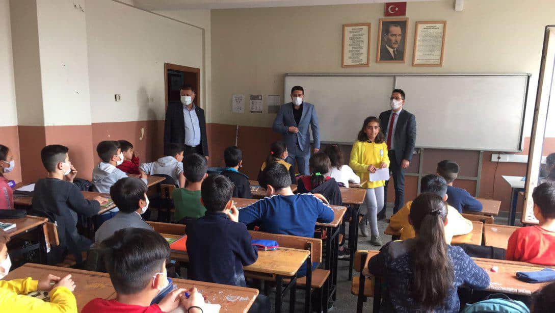 İlçe Milli Eğitim Müdürümüz Sayın Demir ERNEZ, Cumhuriyet Ortaokulunu Ziyaret Etti, öğrencilerle sohbet etti.