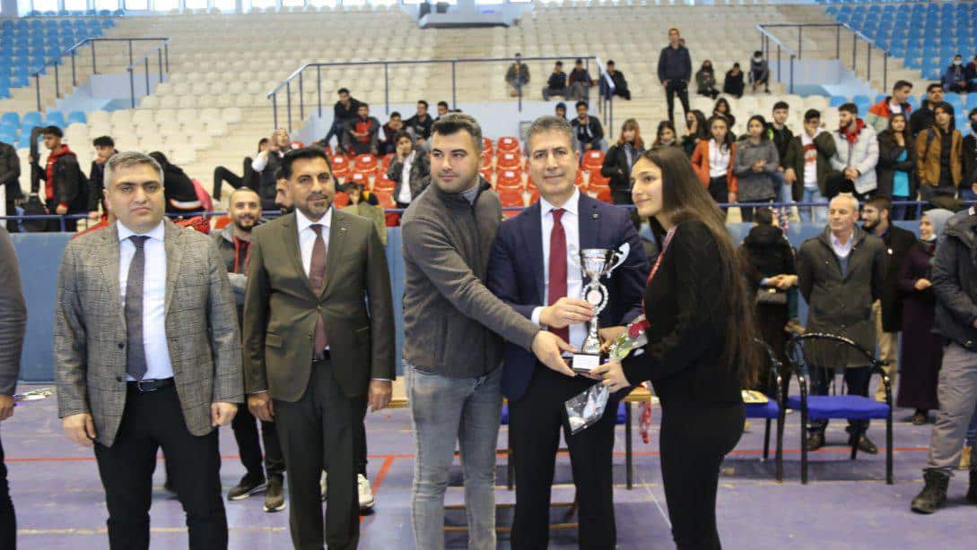 Ergani İlçe Milli Eğitim Müdürlüğü ile İlçe Gençlik ve Spor Müdürlüğü'nün organize ettiği okullar arası voleybol turnuvasında dereceye giren öğrencilerin kupa ve ödülleri verildi