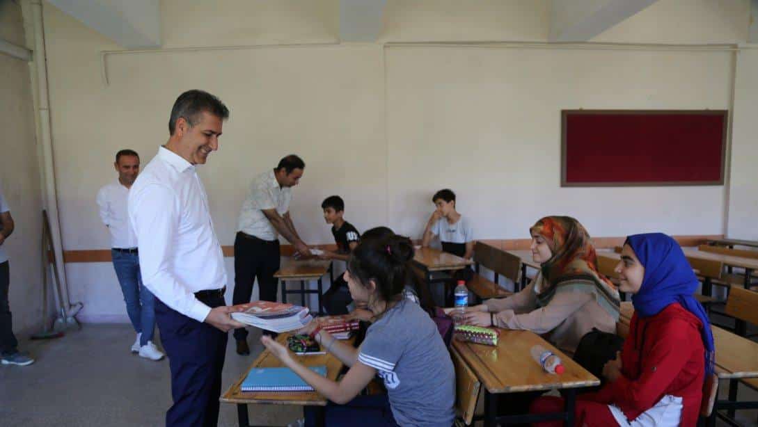 Etüt Diyarbakır kapsamında iki okulumuzda açılan Yaz kursumuza devam eden öğrencilerimize Sayın Kaymakamımız ve Belediye Bşk. V. Ahmet KARAASLAN tarafından temin edilen kaynak kitaplar dağıtıldı.