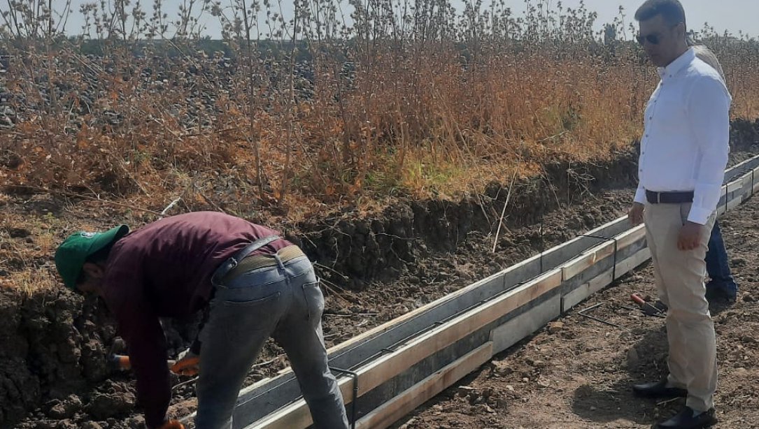 Mezopotamya'nın kalbinde, tohumun ilk toprakla buluştuğu Çayönünde 750 Dönüm  tarım arazisine sahip Selahattin Eyyubi MTAL nin  arazisinin çevresi, @Ergani_Bel tarafından tel örgüyle kapatılmaya başlandı. Üreteceğiz,  Ö