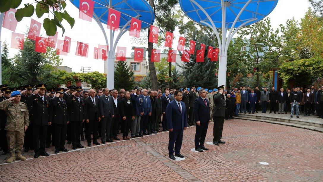 Cumhuriyetimizin kurucusu Ulu Önder Mustafa Kemal Atatürk'ün ebediyete yolculuğunun 84. yıldönümü münasebetiyle Botanik Parkta Anma Programı düzenlendi.  Program, #Atatürk Anıtı'na çelenklerin sunulmasıyla başladı.
