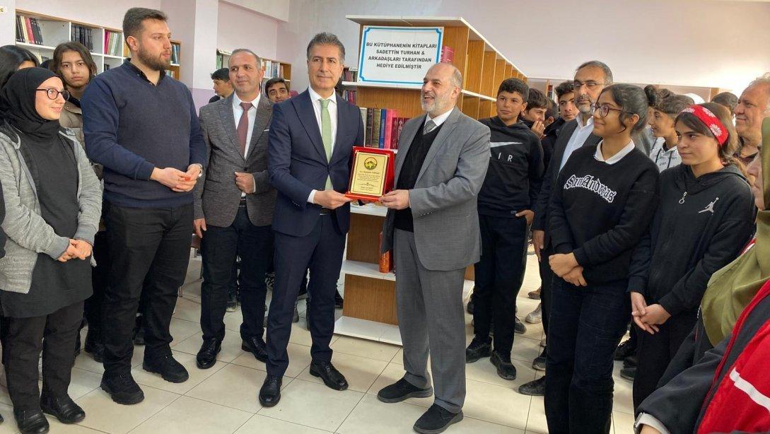 Molla Gürani Fen ve Sosyal Bilimler Anadolu İmam Hatip Lisesi Proje Okulunun kütüphanesine 2000 adet kitap kazandırıldı. 