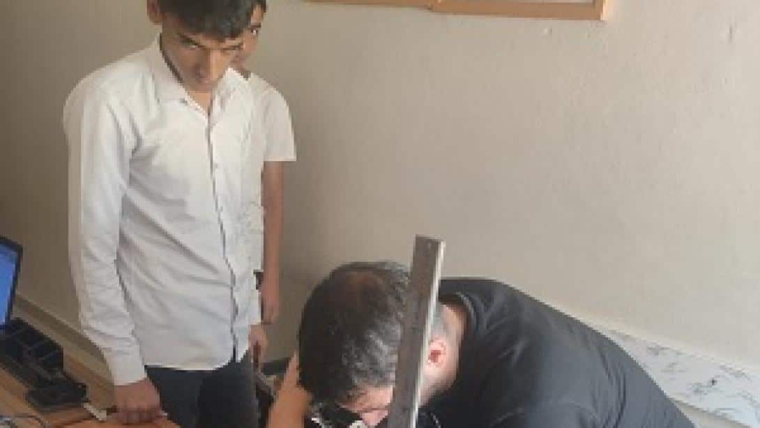 Ergani Şehit Lütfü Gün Mesleki ve Teknik A.L.  Mobilya ve İç Mekan Tasarımı Teknolojileri öğretmen ve öğrencileri İlçe Milli Eğitim Müdürlüğündeki masaların onarımını gerçekleştirdi. İdareci, Öğretmen ve öğrencilerimize teşekkür ederiz.