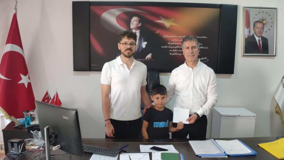 23 Nisan temalı videolu şiir yarışmasında il birincisi olan Dallıdağ İlkokulu öğrencilerine sayın müdürümüz Ahmet ATABEY ödüllerini takdim ederek öğretmenlerimizin ve öğrencilerilerimizin başarılarının devamını diledi