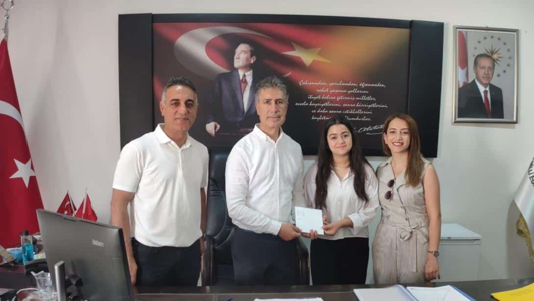 Dillerimizin Zenginliği Videolu Şiir Yarışması'nda Ergani Süleyman Nazif Anadolu Lisesi Öğrencisi Esmanur DAVDAV adlı öğrencimiz il ikincisi olmuştur.