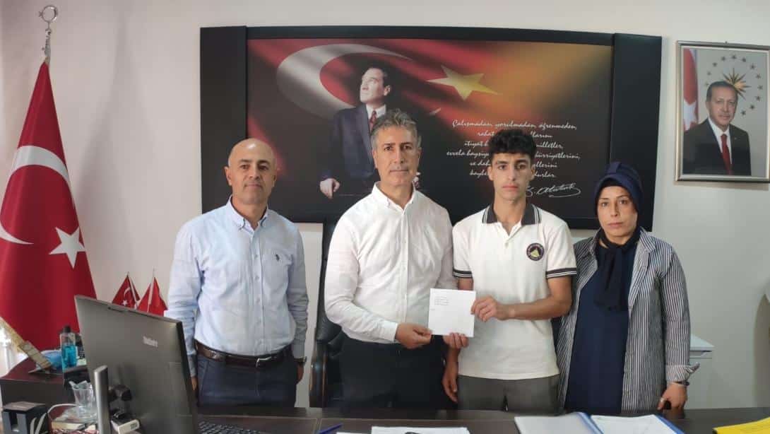 Ergani Hilar Mesleki ve Teknik Anadolu Lisesi Öğrencisi Ebubekir Güner, Liseler Arası Mehmet Akif Ersoy ve Türkçe Temali En İyi Cümle ve Afiş Yarışmasınde İl Birincisi Olmuştur.